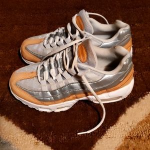 Pre-owned excellent like new condition Woman's Nike Air Max 95